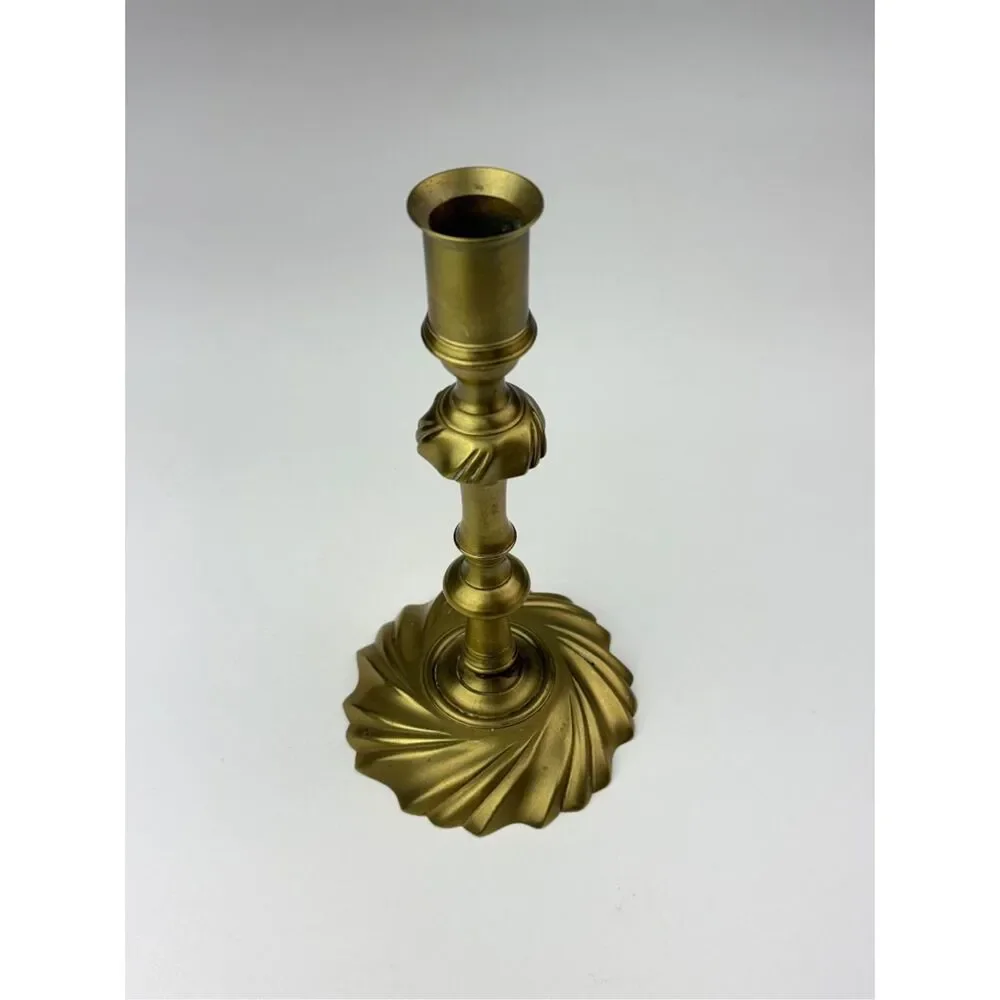 (1) Virginia Metalcrafters Colonial Williamsburg Brass Swirl Candlestick CW16-10